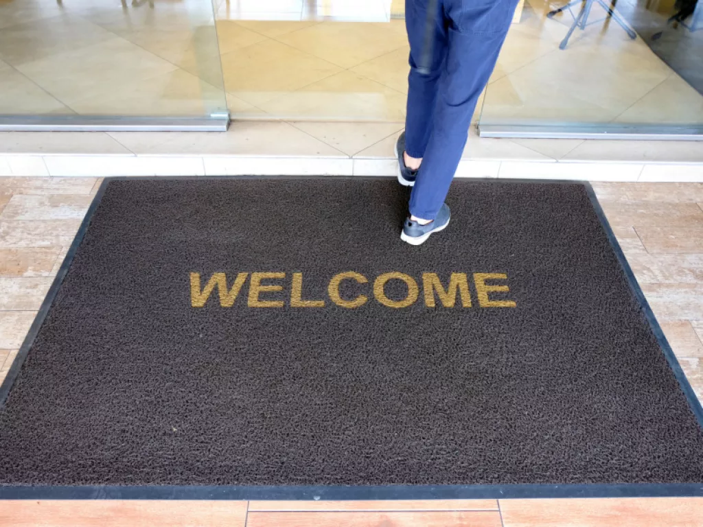 Calcul de la TASCOM : faut-il tenir compte du sas d’entrée d’un magasin ?