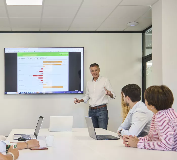 Réunion d’accompagnement en gestion d’entreprise avec un cabinet d’expertise comptable